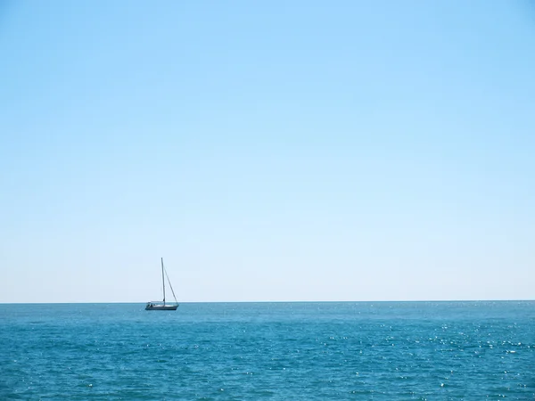 Seascape słoneczny dzień z jachtu na horyzoncie — Zdjęcie stockowe