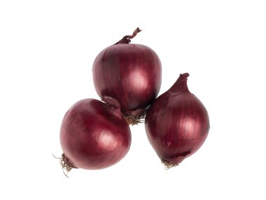 Beyaz arkaplanda kırmızı soğan izole edildi