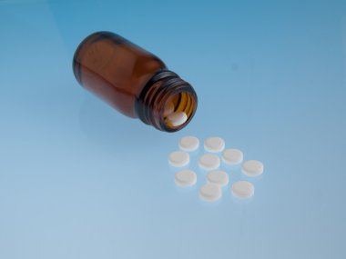 Beyaz hap şişeden döktü