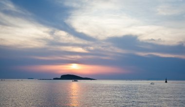 Mor günbatımı ve Adası