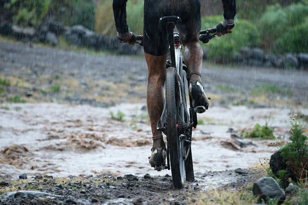 Man köra mountainbike över vatten floden — Stockfoto