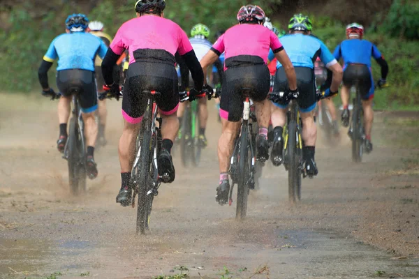 Mountain bikes in a competition in rainy weather — Stock Photo, Image