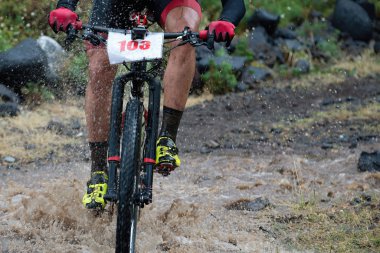 Orman akışı hız Mountainbiker