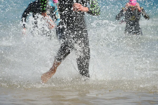 Triathlètes à court d'eau — Photo