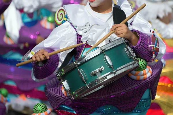 Αγόρι drumming στο καρναβάλι — Φωτογραφία Αρχείου