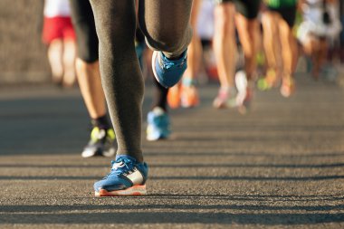 Maraton koşuyor akşamın ışığında