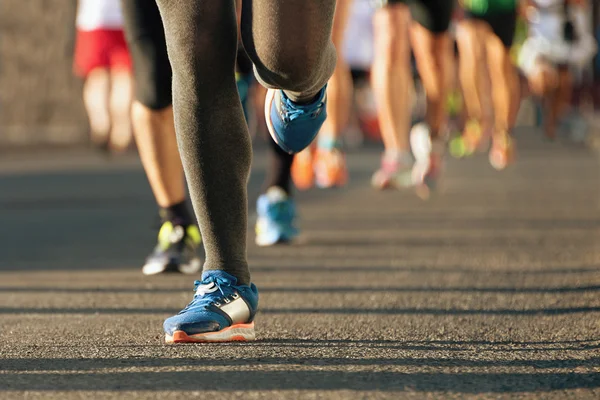 Maraton koşuyor akşamın ışığında