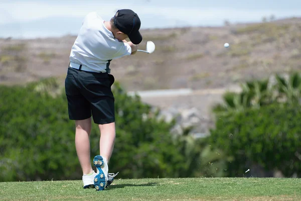 Jovem golfista bater um bom tee shot — Fotografia de Stock