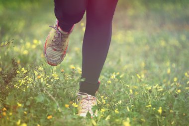Çimenlerin üzerinde çalışan runner ayak
