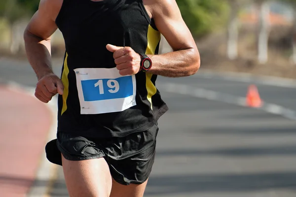 Homem maratona correndo — Fotografia de Stock