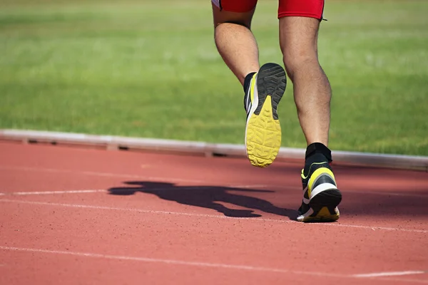 Спортсмен біжить на трасі — стокове фото