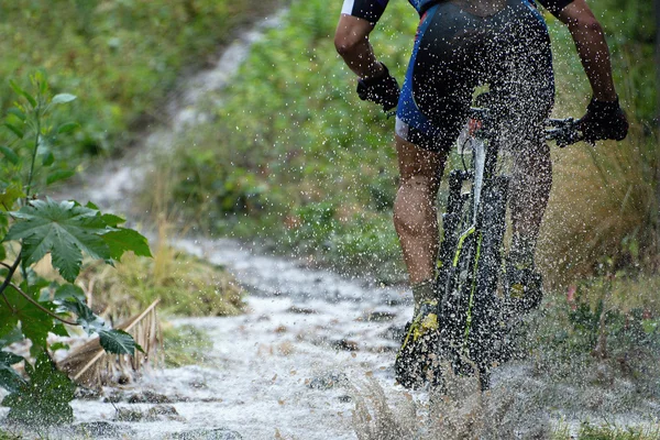 Montanha motociclista condução — Fotografia de Stock