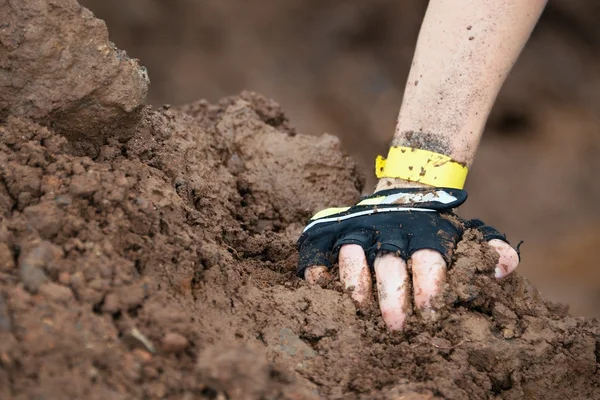 레이스 러너 진흙, 진흙 투성이 손 — 스톡 사진