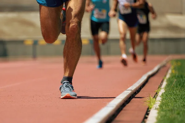 Atletismo pessoas correndo no campo de pista — Fotografia de Stock