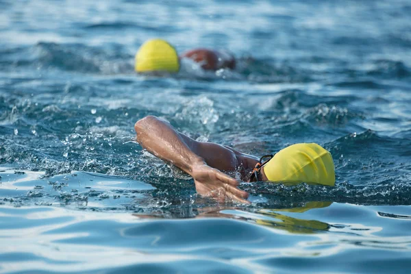 Úszók kavargó ki a víz két úszók triatlon versenyek — Stock Fotó
