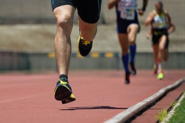 Atletizm ekibi sahada koşuyor.