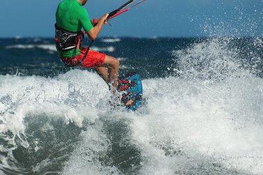 Kitesurfer üstesinden okyanusta büyük dalga