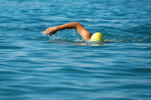 Пловец ползает по синему морю — стоковое фото