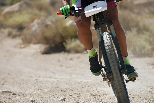 Mountainbike-Mann fährt Rennen — Stockfoto