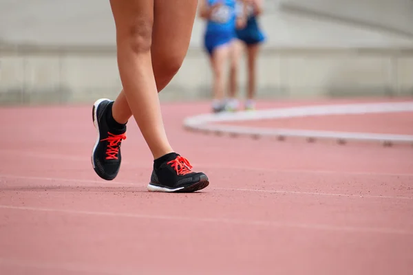 Les filles sur la marche de course sur la piste athlétique — Photo