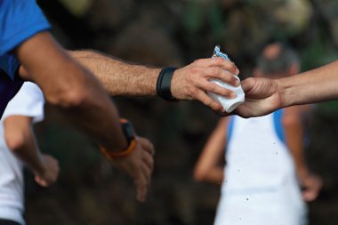 Bir maraton istasyonunda içecekler