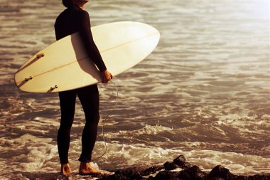 Okyanus güneş doğarken girerek sörfçü