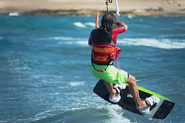 Kitesurfer volando sobre la ola —  Fotos de Stock