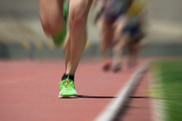 육상 선수들이 운동장에서 달리는 모습 — 스톡 사진