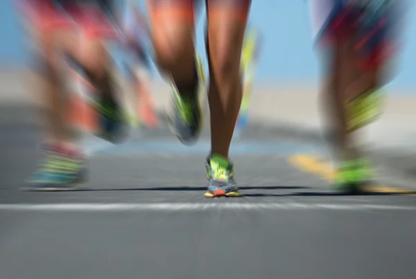 Corredores de maratona na corrida — Fotografia de Stock