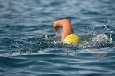 Gezinme mavi denizde Yüzme adam yüzücü