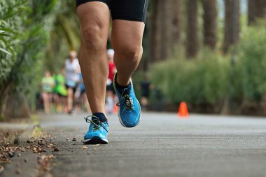 Parkta maraton yarışı için çalışan insanlar