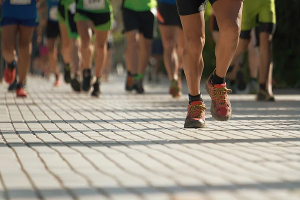 Maraton kör race, människor fötter på stadsvägen — Stockfoto