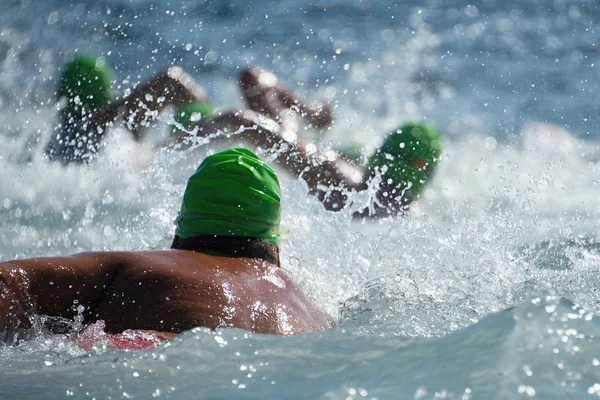 Grupa ludzi w kombinezon pływanie w triathlonie — Zdjęcie stockowe