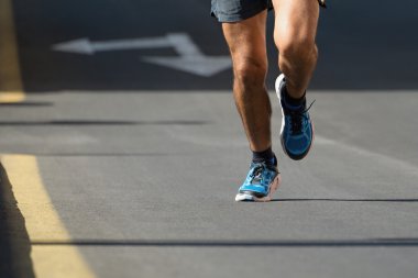 Asfalt yolun maratonda yarış koşan adam