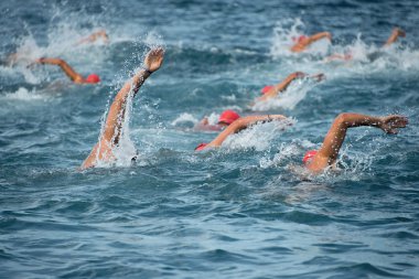 Grup insanlar içinde de triatlon Yüzme wetsuit