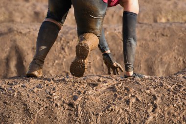 Çamur yarışı koşucu