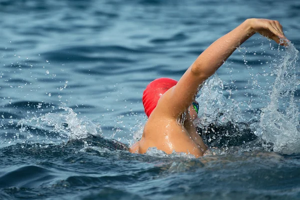Чоловік плаває поповзанням у блакитному морі — стокове фото
