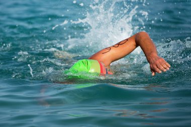 Triatlet mavi denizde yüzmek