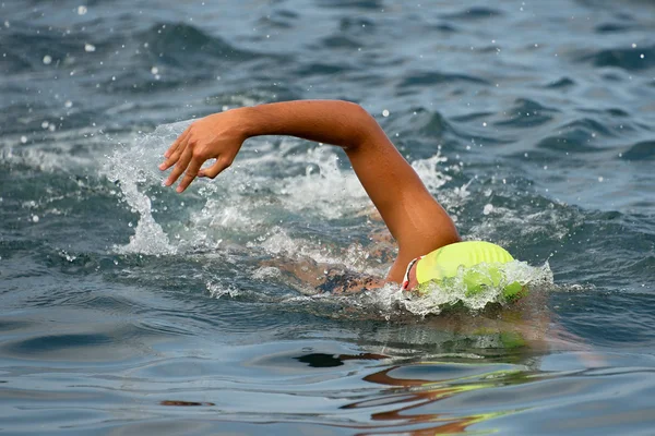 Κολυμβητής επιπλέει σέρνονται στη γαλάζια θάλασσα — Φωτογραφία Αρχείου