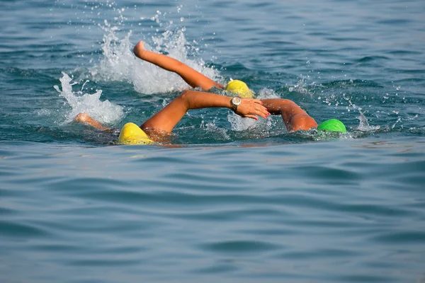 Gruppe von Schwimmern schwimmt im Meer — Stockfoto