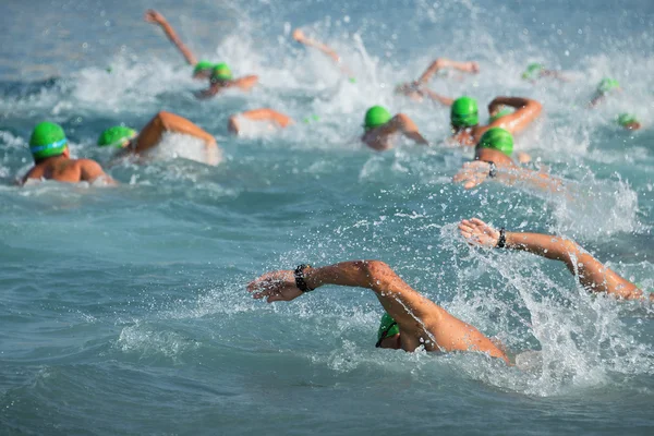 Grupp av simmare dopp i havet — Stockfoto