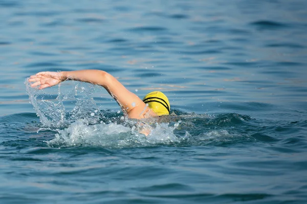 Mulher nadador natação rastejar — Fotografia de Stock