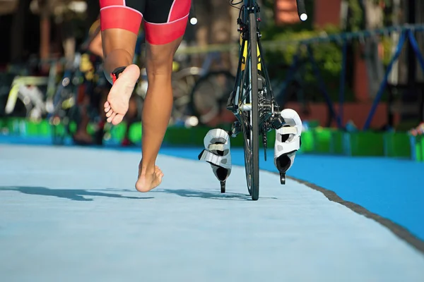 Triatlón en bicicleta la zona de transición —  Fotos de Stock