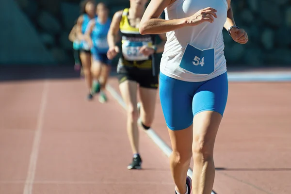 Atletismo pessoas correndo na pista de atletismo — Fotografia de Stock