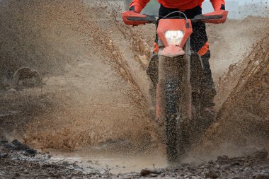Motocross sürücü sıçramasına çamur