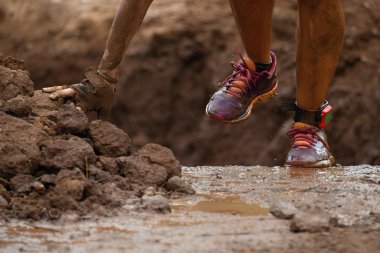 Çamur yarışı koşucu