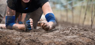 Çamur yarışı koşucu