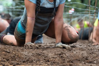 Çamur yarışı koşucu