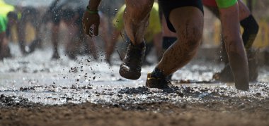 Çamur yarışı koşucu