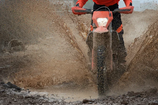 Motocross förare stänkande lera — Stockfoto